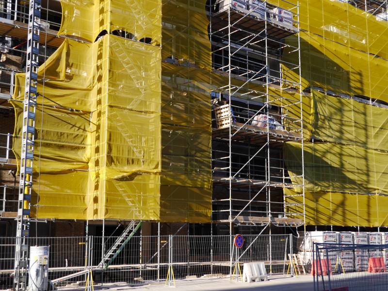 Location et installation de pare gravats pour protéger la circulation et les piétons